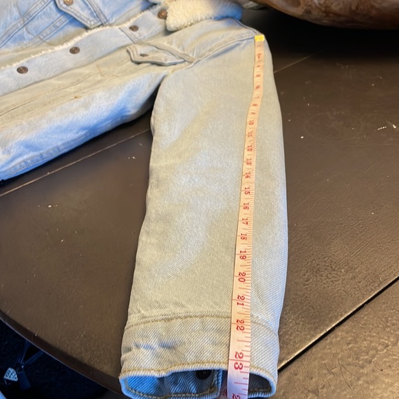 Levi's Original Sherpa Trucker Jacket in light wash - Picture 14 of 15